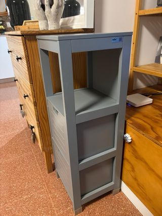 Mobile con cassetti in legno grigio