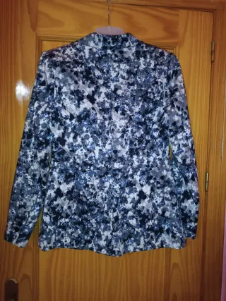 Chaqueta H&M floral entallada