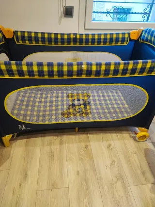 Cuna de viaje azul y amarilla ,con colchón