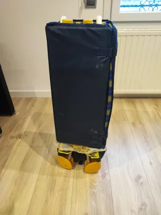 Cuna de viaje azul y amarilla ,con colchón
