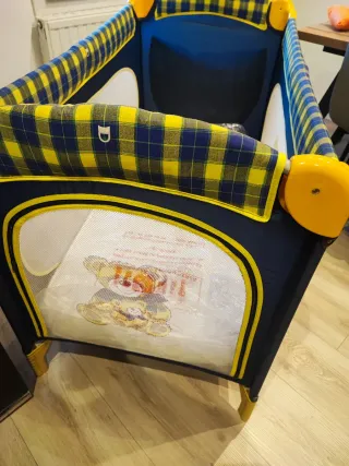 Cuna de viaje azul y amarilla ,con colchón