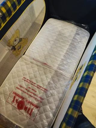 Cuna de viaje azul y amarilla ,con colchón