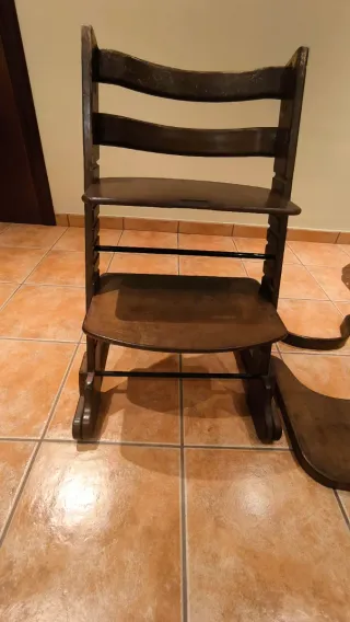 Trona Stokke madera oscura