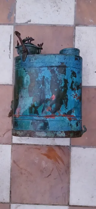 Pulverizador de cobre antiguo