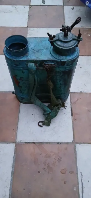 Pulverizador de cobre antiguo