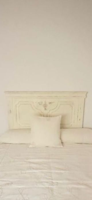 Cabecero de cama de madera beige