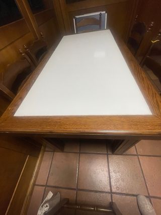 Mesa de madera y seis sillas