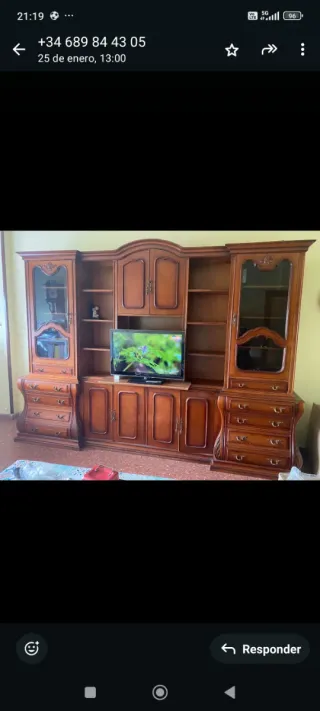 Mueble de salón de madera y cristal