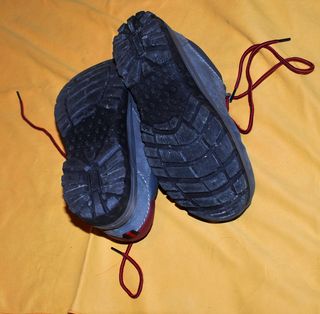 Zapatos de seguridad marrones y rojos