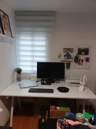 Scrivania bianca senza cassettiera