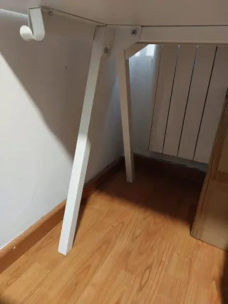 Scrivania bianca senza cassettiera