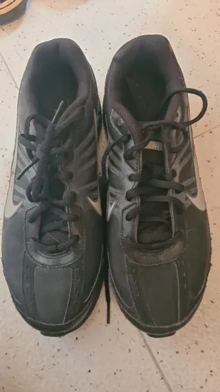 Nike Talla 43 Negro/Plata