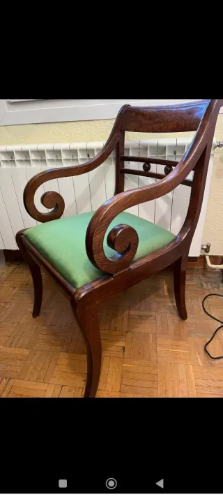 Pareja de sillones de madera con asiento verde