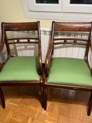 Pareja de sillones de madera con asiento verde