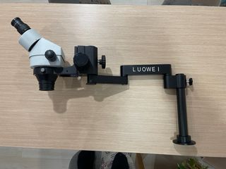 Microscopio Binocular con soporte.