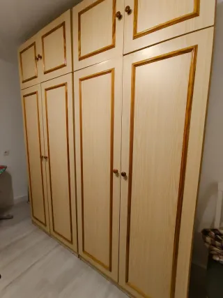 Armario de madera y tela