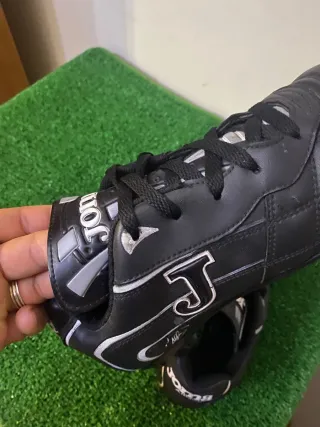 Zapatillas Joma Negras y Plateadas