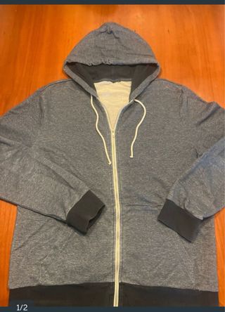 Sudadera gris con cremallera. Diseño capucha.