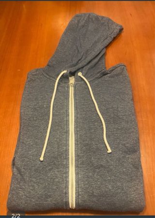Sudadera gris con cremallera. Diseño capucha.