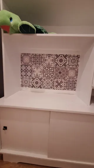 Mueble de almacenaje blanco y multicolor