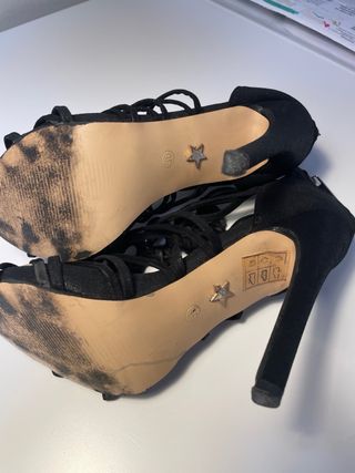 Sandalias de tacón negras con tiras.