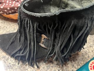 Botas negras con flecos y hebilla