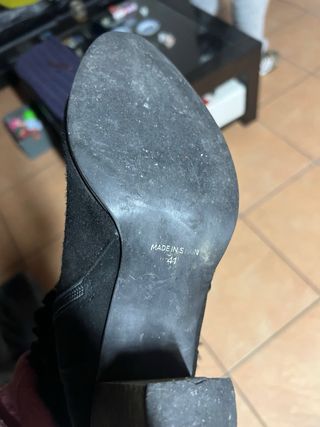 Botas negras con flecos y hebilla