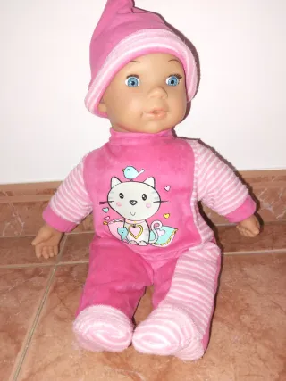Muñeca bebé con pijama de gato rosa que hace ruido