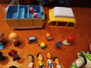 Lote de muñecos variados