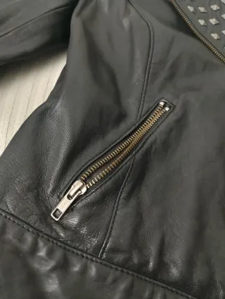 Cazadora cuero negra tachuelas