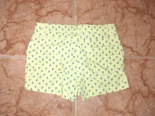 Pantalones cortos amarillos con estampado de flor