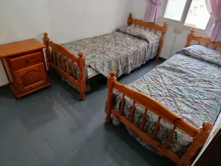 Dormitorio: 2 camas y mesilla madera maciza