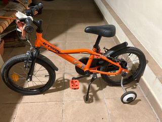 Bicicleta niño B'TWIN 16” con ruedines y barra