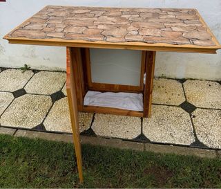 Mesa artesanal de pino con detalle de árbol