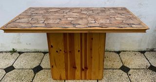 Mesa artesanal de pino con detalle de árbol