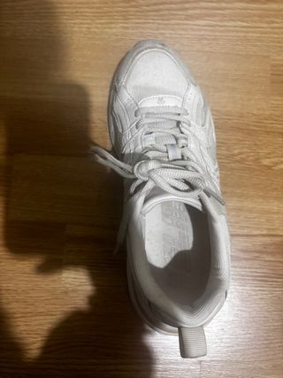 Deportivas Kelme grises y blancas