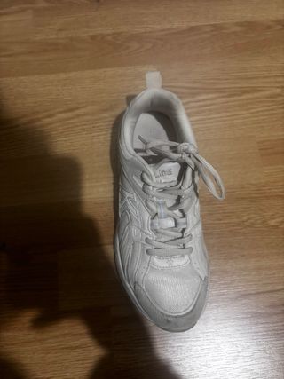 Deportivas Kelme grises y blancas