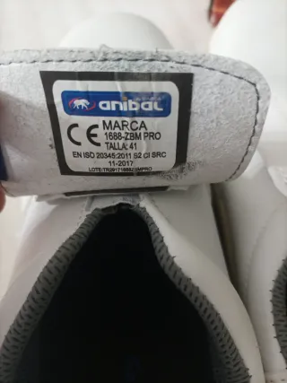 Zapatos de seguridad Anibal blancos.