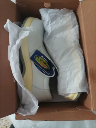 Zapatos de seguridad Anibal blancos.