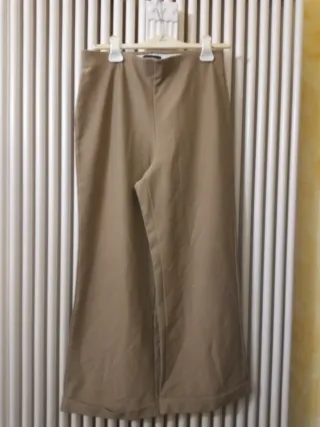 Pantaloni a zampa beige elasticizzati