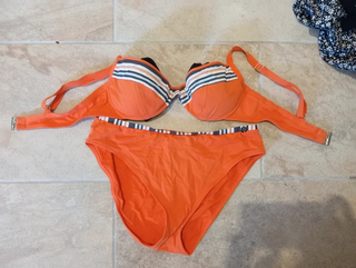 Bañador naranja sin usar