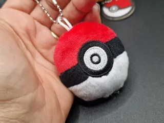 Peluche Pikachu e Pokeball