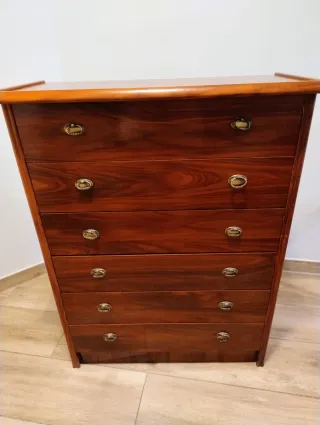 Cajonera de madera oscura