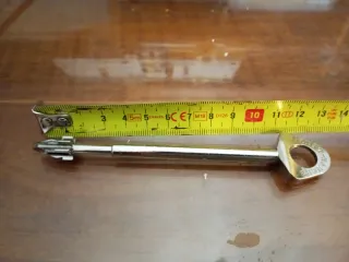 Bombillo Fichet 132mm con llave,Para caja fuerte.