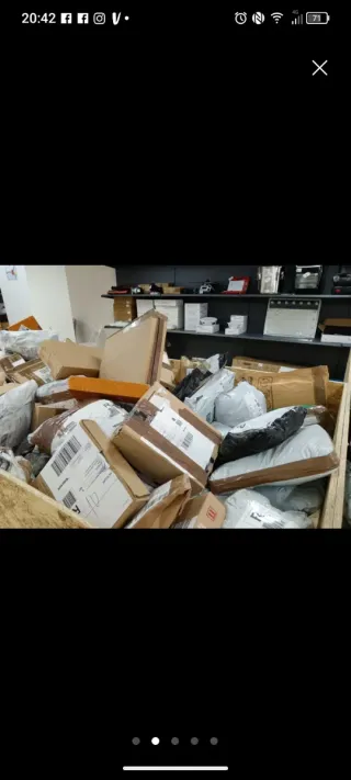 Pacco scatola sorpresa vestiti oggetti per la casa