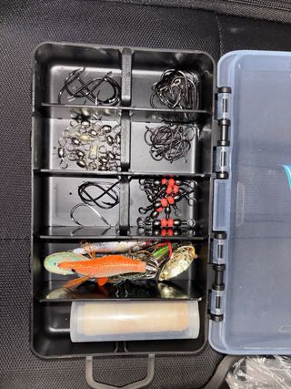 Caja de pesca con señuelos y anzuelos