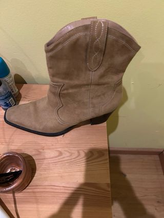 Botines de ante marrones con tacón