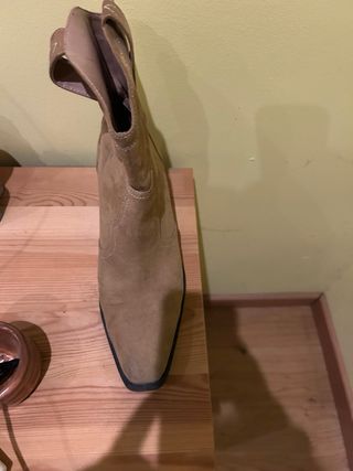 Botines de ante marrones con tacón