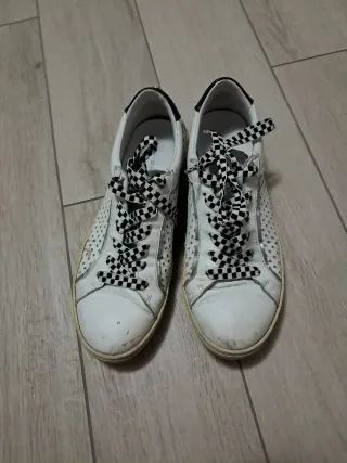 Sneakers bianche con lacci a scacchi