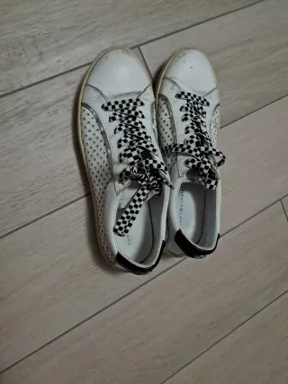 Sneakers bianche con lacci a scacchi